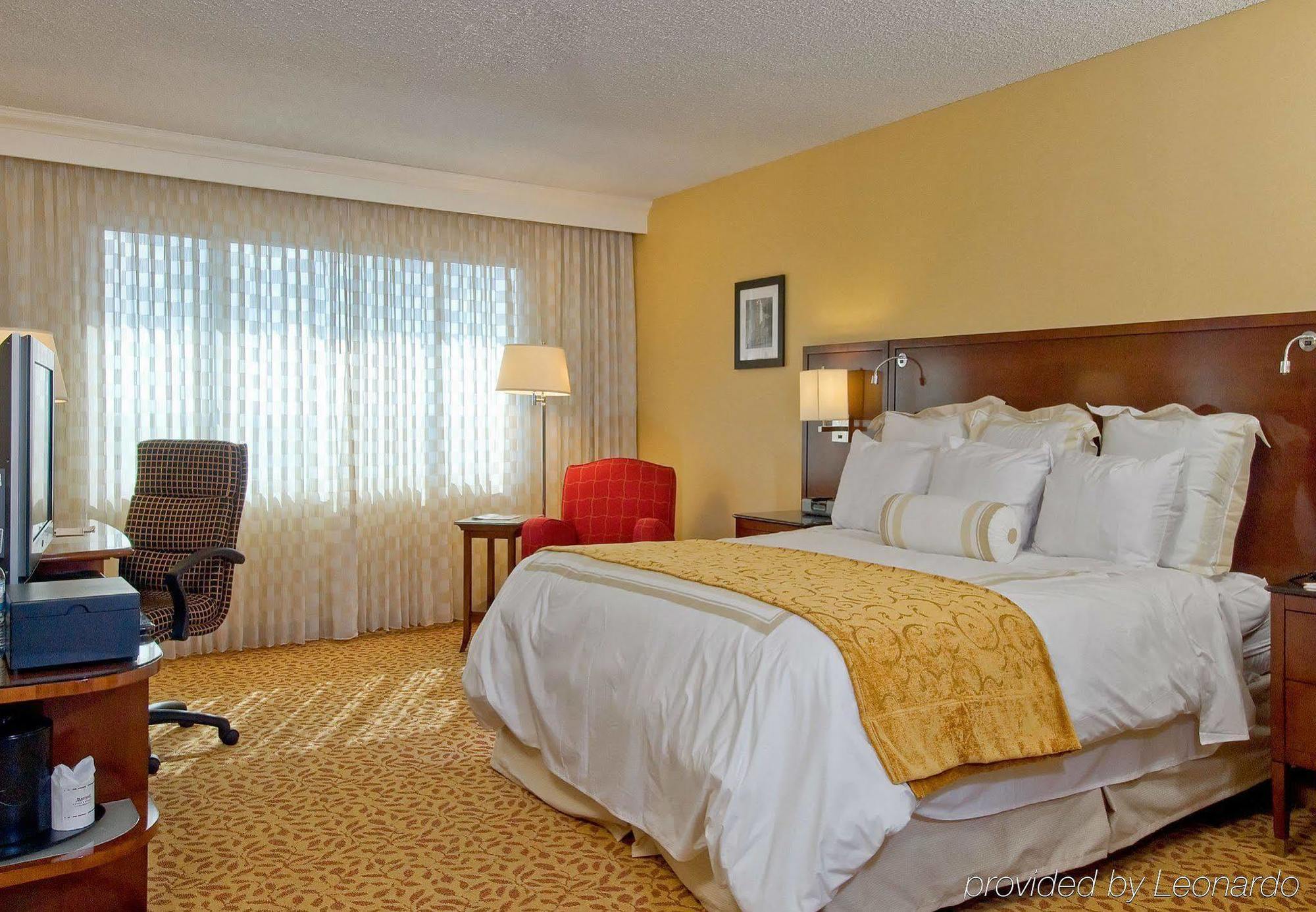 Bakersfield Marriott At The Convention Center Hotel Room photo